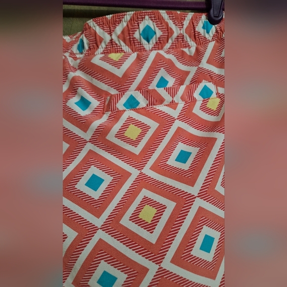 MALIBU BEACH CLUB Geometric print swim trunks in Coral. Size Medium NWT - Picture 8 of 9